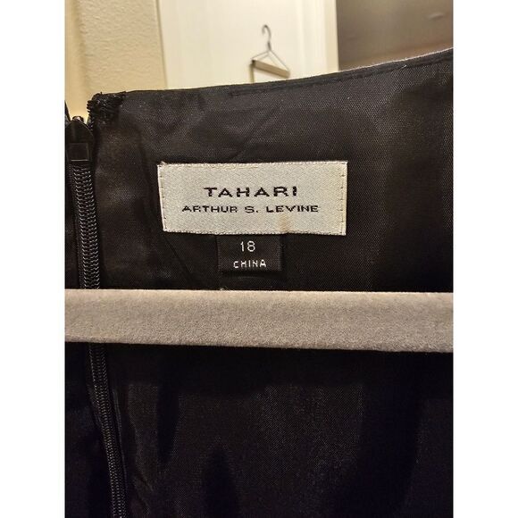 Tahari Sleeveless Black Pleated Hem Dress Size 18 - Picture 5 of 8